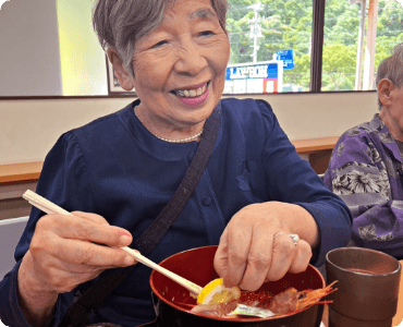 外出先で美味しいグルメを楽しんでいる利用者の写真